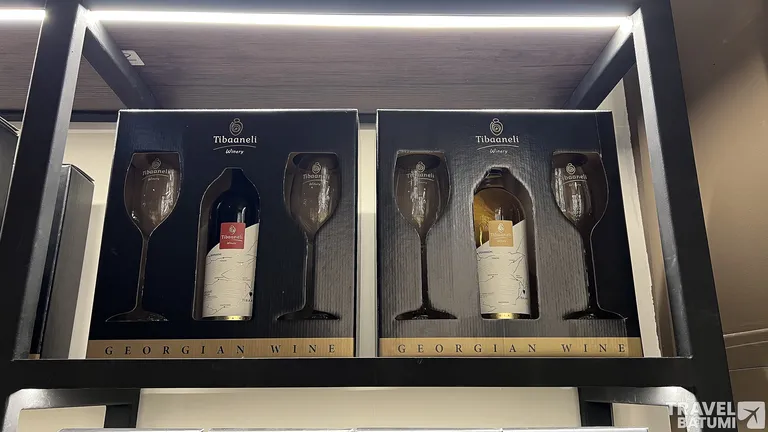 Подарочные комплекты с вином и бокалами